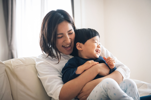 母親　男の子　ハグ