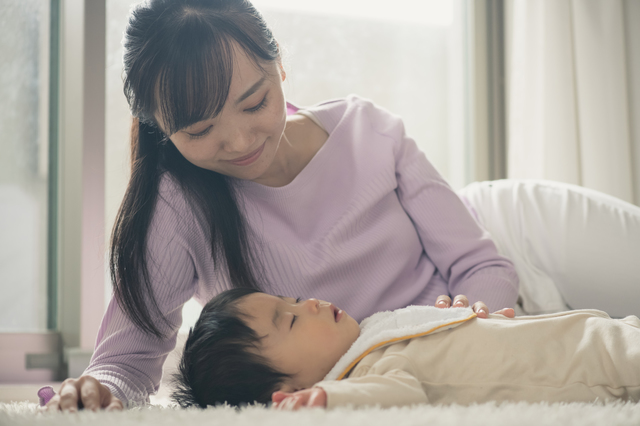 1歳　寝かしつけ　動き回る