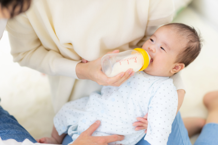 新生児が吐いたあとに飲みたがる…どうすれば？ 考えられる原因や病院の受診目安も