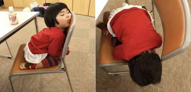 椅子の上で眠る子ども