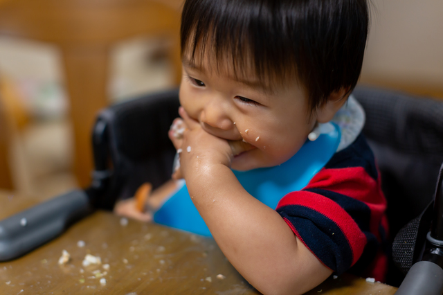 離乳食を食べる男の子