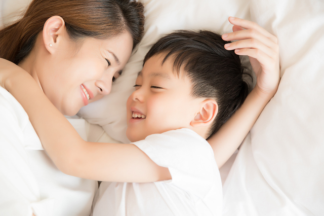 子どもと眠る母親