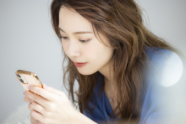 写真を撮る女性