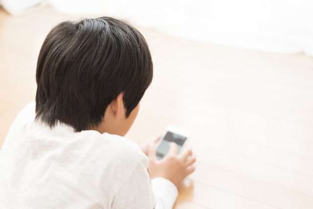 スマホを操作する男の子