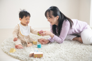 積み木で遊ぶ赤ちゃんと母親