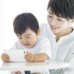 スマホで遊ぶ男の子