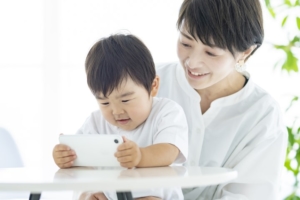 スマホで遊ぶ男の子