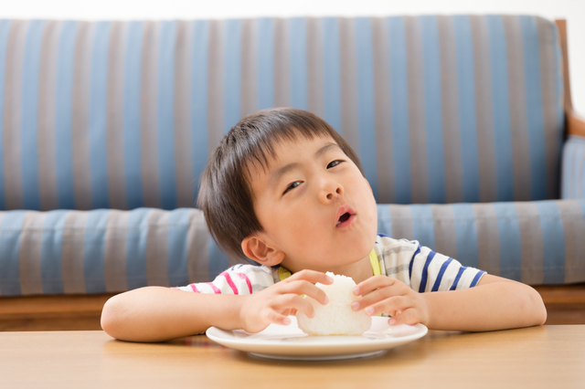 おにぎりを食べる男の子