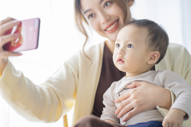 赤ちゃんと写真を撮る