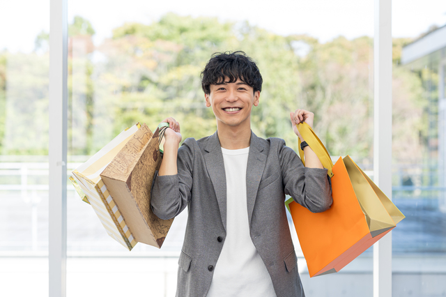 買い物する男性