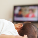 テレビを見る赤ちゃん