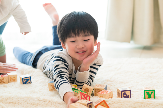 おもちゃで遊ぶ