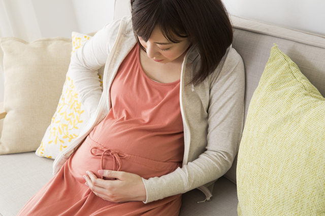 ソファーに座っている妊婦