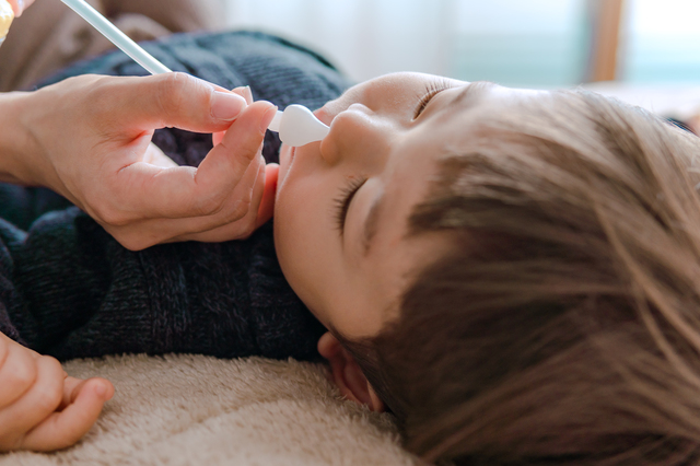 鼻吸い器　眠っている子ども