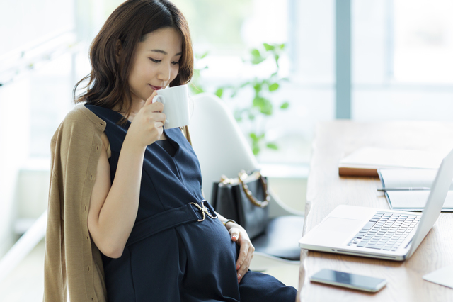 飲み物を飲む妊婦