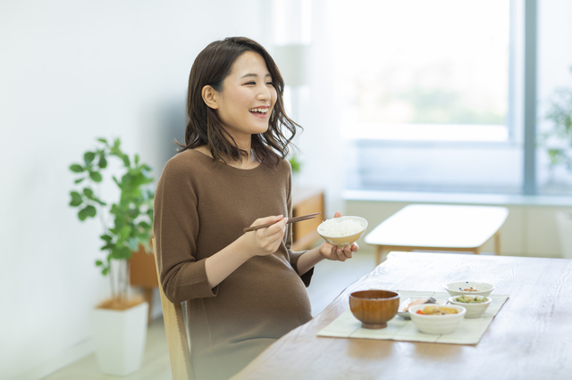 食事をする妊婦