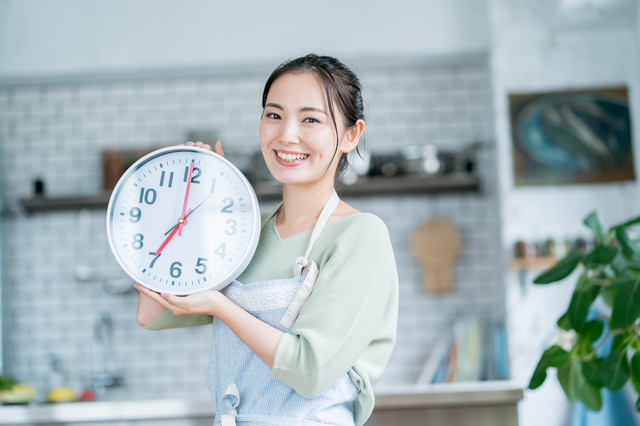 時計を持つ女性