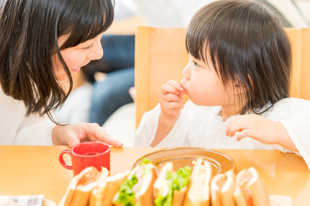 食事をする親子