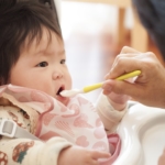 離乳食を食べる赤ちゃん