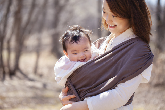 赤ちゃんを抱っこする女性