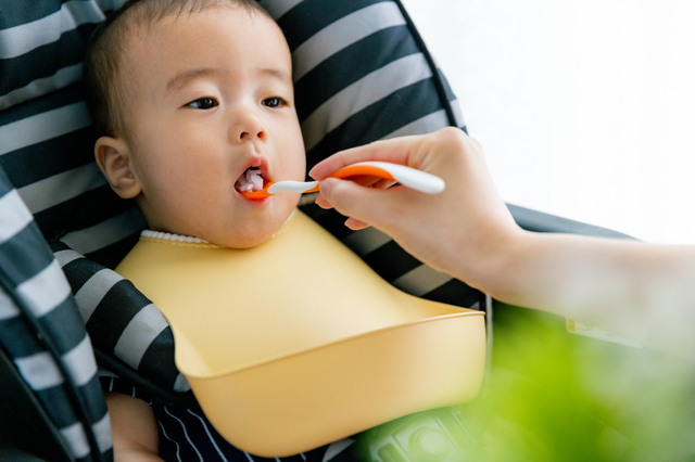 ご飯を食べる子ども