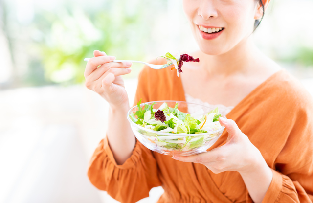 野菜を食べる女性