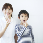 子どもの歯の黄ばみを落とすには？歯磨き粉の効果は？歯医者で治せる？