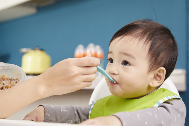 離乳食を食べる赤ちゃん