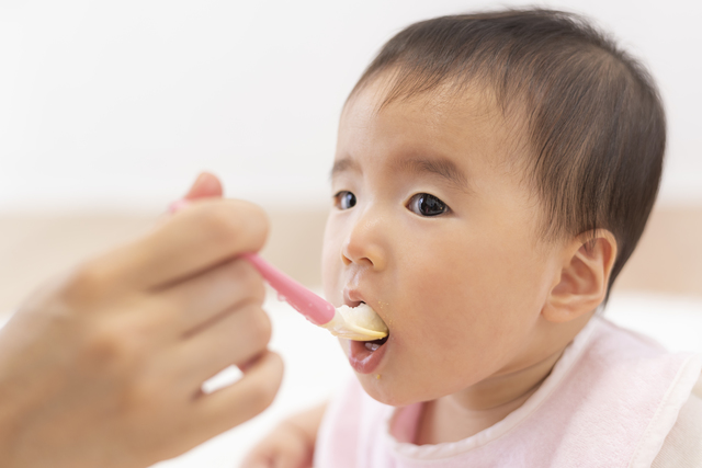 食事する赤ちゃん