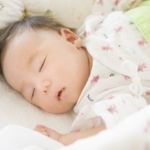 眠る赤ちゃん