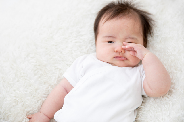 眠そうな赤ちゃん