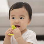 赤ちゃんの乳歯に黄ばみが！生えてきたばかりなのに…虫歯の可能性は？治療は必要？