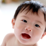 赤ちゃんの歯が生える前兆｜かゆい仕草・歯茎の特徴は？歯ぐずり対策も