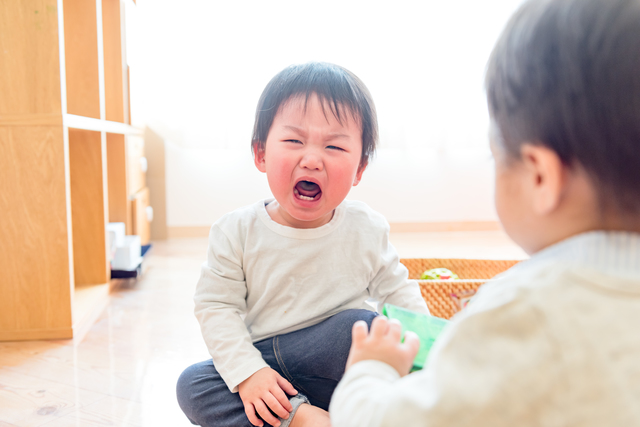 泣く子ども