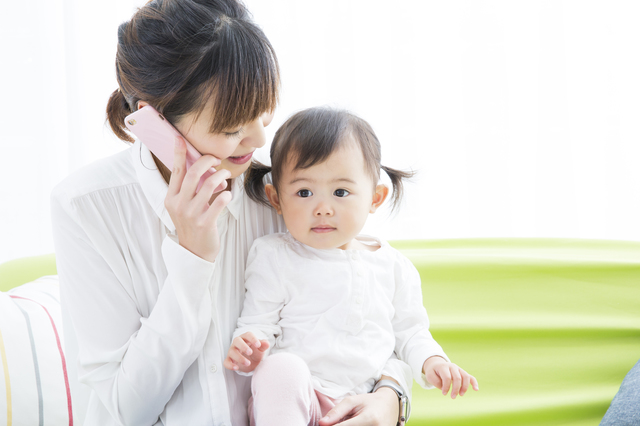 電話する女性