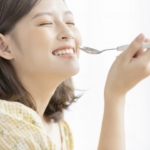 食事する女性