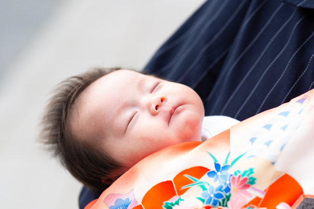 眠っている着物を来た赤ちゃん