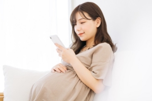 妊娠報告をSNSでするのはうざい？例文＆注意点。トラブル体験談も