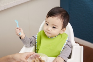 ご飯を食べる子ども