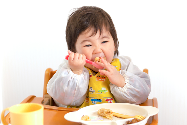 ご飯を食べる子ども