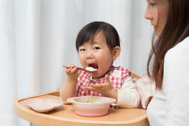 ご飯を食べる子ども