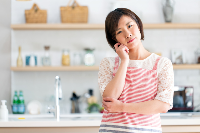 悩む女性