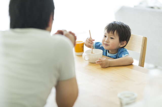 ご飯を食べる子ども