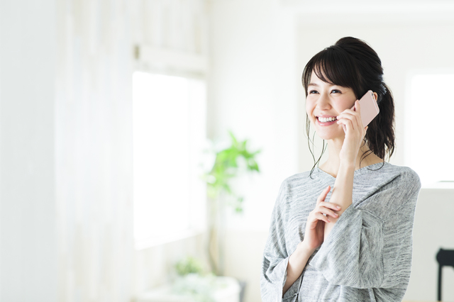 電話をかける女性