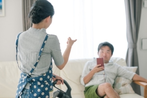 旦那がスマホばかりで会話がない…寂しい…。スマホ離婚を回避するには？