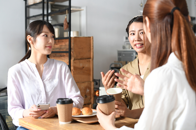 おしゃべりする女性たち