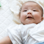 【医師監修】生後1ヶ月の赤ちゃんにおすすめの「遊び」は？時間の目安やおもちゃも紹介
