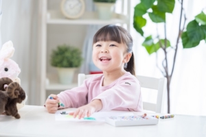 4歳児が喜ぶ「おうち遊び」アイデア集！定番遊びに飽きたら…こんな楽しみ方も