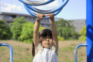 体を動かす！5歳児の外遊び。男の子も女の子も喜ぶゲーム遊び＆おもちゃ