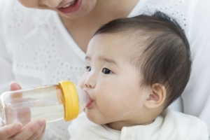 哺乳瓶用の洗剤はいつまで使う？大人と同じ普通の洗剤はいつから？変える目安も